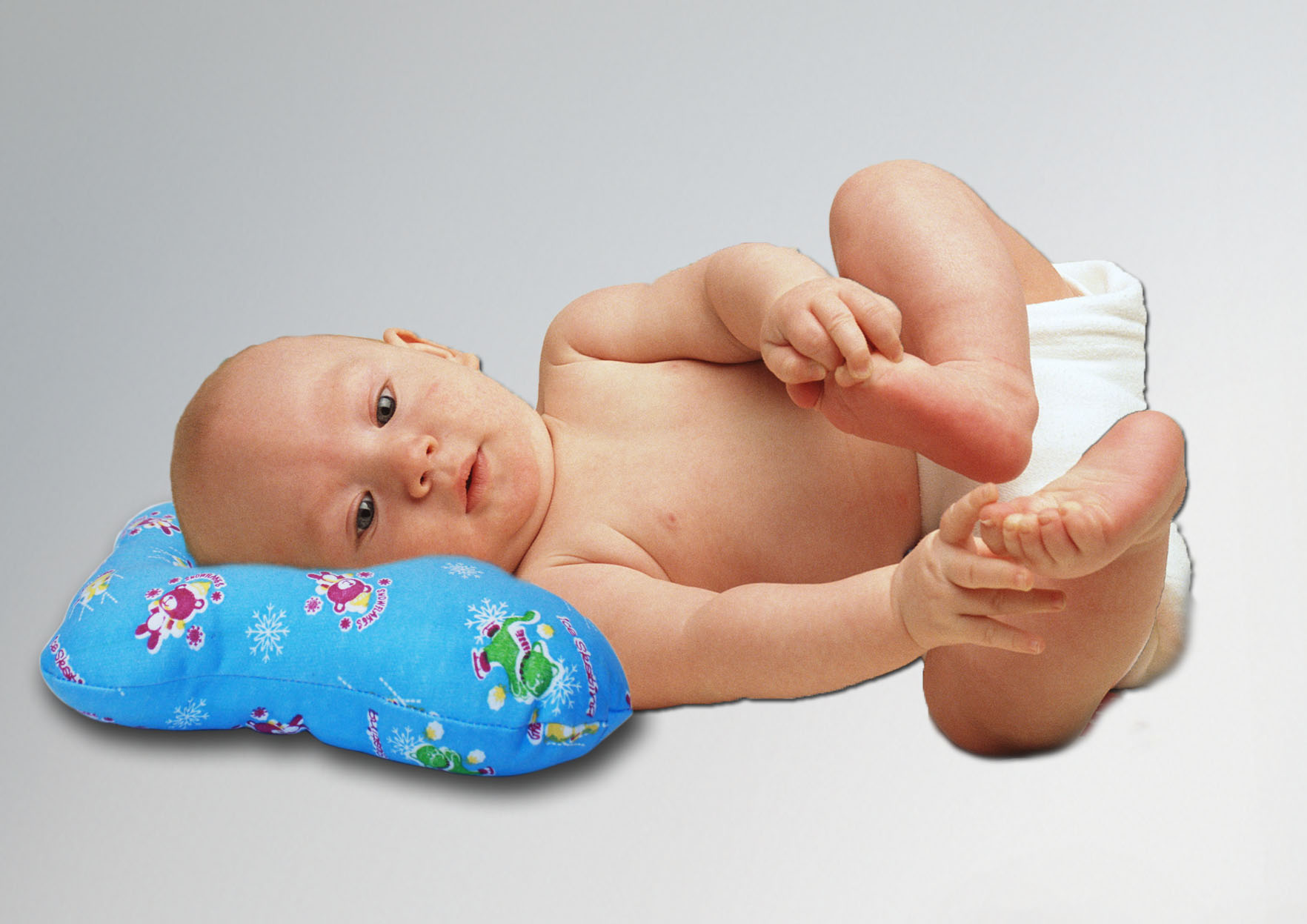 Можно новорожденному спать на подушке. Ортопедическая подушечка для младенцев. Подушки для кривошеи новорожденного. Подушка для кривошее ортопедическая новорожденных. Подушка для малыша до года.