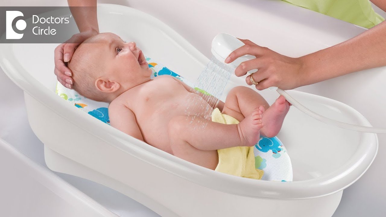 До скольки купаются. Купание малыша в ванночке. Ванночка для купания новорожденного. Купание новорожденного ребенка. Для купания новорожденных приспособления в ванную.