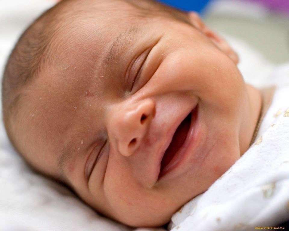 Почему новорожденный в 2. Новорожденный улыбается. Новорожденный ребенок. Грудной ребенок улыбается. Спящий новорожденный ребенок.