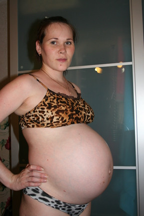 Девочки 37 недель. Живот на 37 неделе беременности. 37 Неделя беременности двойней. Живот на 37 неделе беременности двойней.