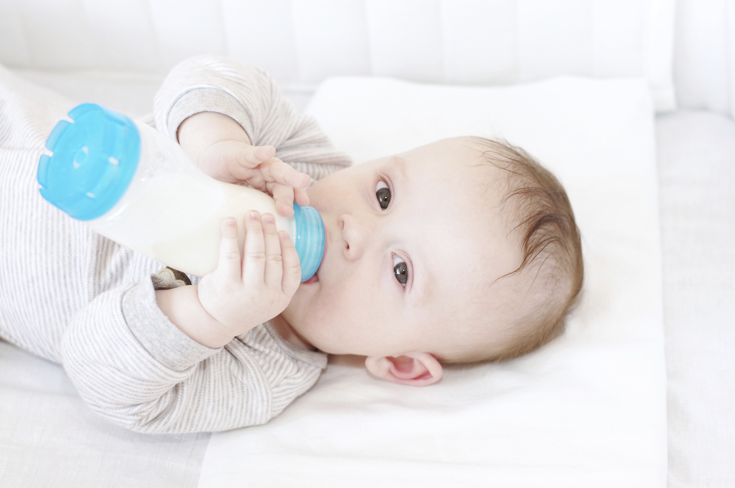 Пить воду новорожденному ребенку. Малыш бу. Малыш с бутылочкой. Искусственное вскармливание новорожденного. Грудничок с бутылочкой.