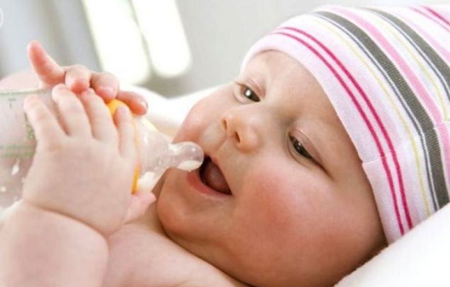 Можно давать воду грудному ребенку. Питье для новорожденного ребенка при грудном вскармливании. Допаивать грудничка водой. Поить новорожденного водой. Поить водой новорожденного ребенка при грудном вскармливании.