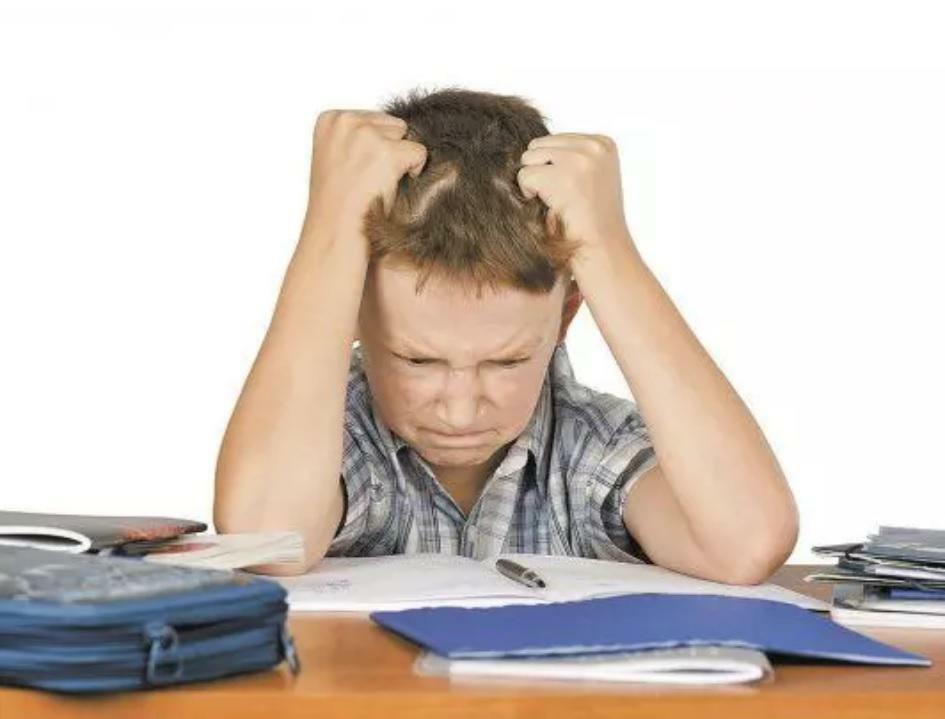 Сын устает. Ученик. Трудности в учебе. Школьная неуспеваемость. Школьник держится за голову.